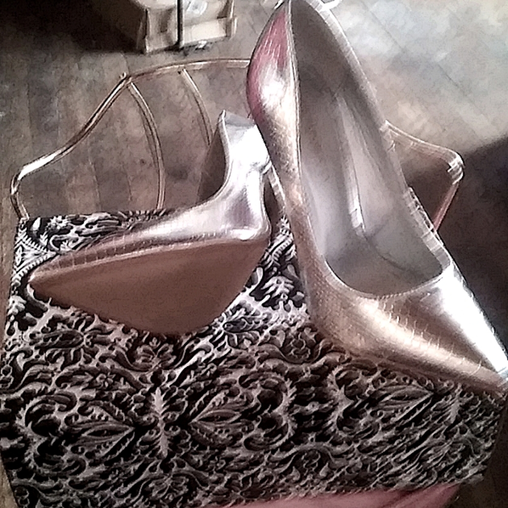 For ALL THE HOT GIRLS SILVER SNAKE 21/2 inch heels BRAND NEW NEVER WORN